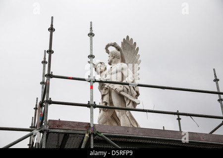 Nike krönt den Krieger (Friedrich Drake, 1857). Marmor-Statuen im Palace Bridge - Schlossbrucke, Berlin, Deutschland Stockfoto