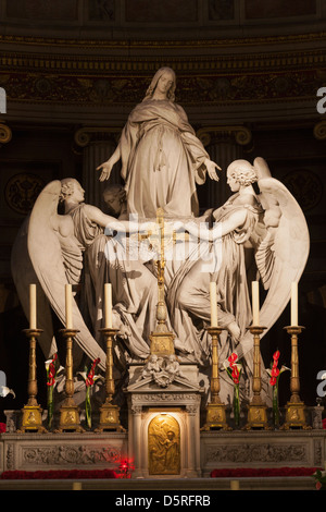 Statue von St. Maria Magdalena aufsteigend in den Himmel von Carlo Marochetti (1805-1867), La Madeleine, Paris, Frankreich Stockfoto