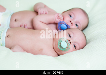 lustige neugeborenen Zwillinge liegen nebeneinander andere Stockfoto