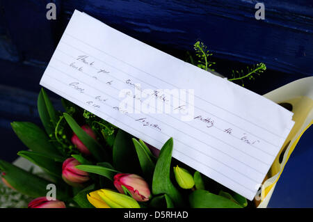 Grantham, Lincs, UK. 8. April 2013. Blumen blieben außerhalb der ehemaligen Lebensmittelgeschäft und Geburtsort von Premierministerin Margaret Thatcher. Diese Nachricht liest. "danke Baroness Thactcher, für die Umsetzung der"große"zurück nach Großbritannien. Gegangen, aber nie vergessen. RIP. " Bildnachweis: Ian Francis/Alamy Live-Nachrichten Stockfoto