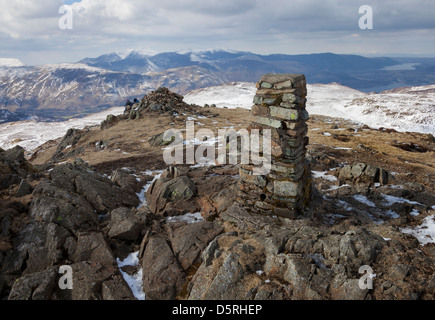 Der Gipfel trigonometrischen Punkt der hohen Sitz und der Ansicht Nord-West in Richtung Grisdale Hecht Seenplatte Cumbria UK Stockfoto