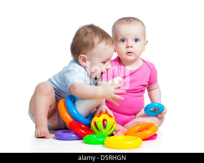 Kinder Jungen und Mädchen spielen Spielzeug zusammen Stockfoto