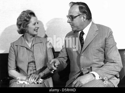 (DATEI) Ein Archivfoto vom 27. Juni 1975 zeigen Margaret Thatcher, Vorsitzende der britischen Konservativen Partei, im Gespräch mit christlich-demokratischen (CDU)-Kanzler Kandidat Helmut Kohl. Margaret Thatcher hat im Alter von 87 Jahren gestorben. Foto: Heinrich Sanden Stockfoto