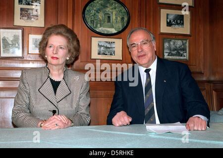 (DATEI) Eine Archivfoto vom 30. April 1989 zeigt britische Premierministerin Margaret Thatcher Begegnung mit Bundeskanzler Helmut Kohl für Gespräche in Deidesheim, Deutschland. Margaret Thatcher hat im Alter von 87 Jahren gestorben. Foto: Frank Kleefeldt Stockfoto