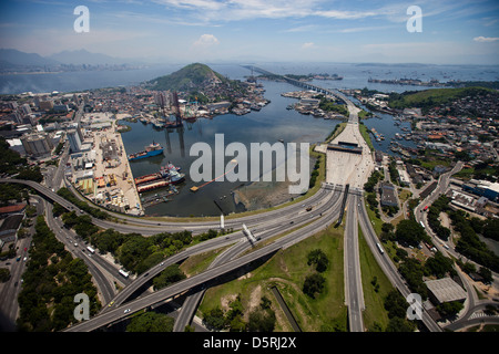 Grenze der Guanabara-Bucht in Niteroi City, zeigt die Rio-Niterói-Brücke (Praça do Pedagio / Maut-Platz im Zentrum Stockfoto