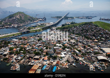 Grenze der Guanabara-Bucht in Niteroi City, zeigt die Rio-Niterói-Brücke Stockfoto