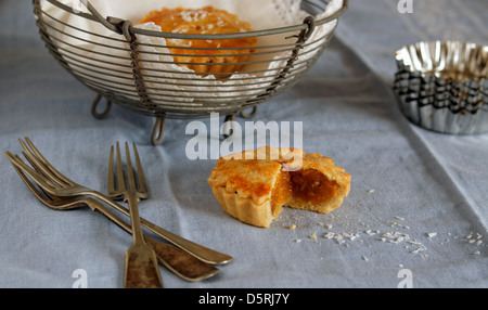 Fruchttorte mit Besteck mit einem Korb von Torten in den Hintergrund. Stockfoto