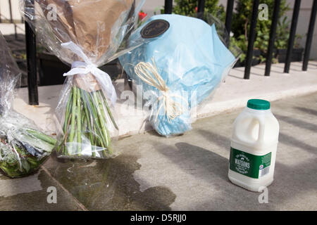 Milchflasche verließ die Londoner Residenz auf Chester Square von Margaret Thatcher nach ihrem Tod. Im Jahr 1971 verkündete Thatcher das Ende der Milch, die übermäßige Sevens, die was ihr den Namen "Thatcher Milch Snatcher" eingebracht. Stockfoto