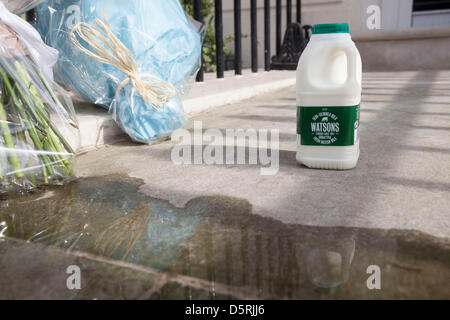 Milchflasche verließ die Londoner Residenz auf Chester Square von Margaret Thatcher nach ihrem Tod. Im Jahr 1971 verkündete Thatcher das Ende der Milch, die übermäßige Sevens, die was ihr den Namen "Thatcher Milch Snatcher" eingebracht. Stockfoto