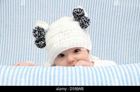 Baby mit einer weißen Mütze Stockfoto