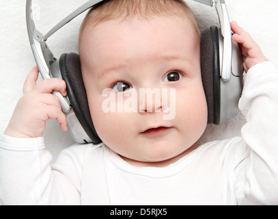 Baby Musik hören auf Rückseite Stockfoto