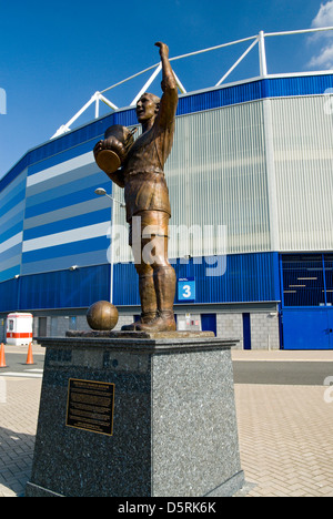 Statue von Fred Keenor Kapitän des FA cup Gewinner 1927 Cardiff Team, Cardiff City Stadium, Cardiff, Wales. Stockfoto