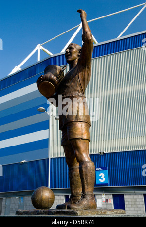 Statue von Fred Keenor Kapitän des FA cup Gewinner 1927 Cardiff Team, Cardiff City Stadium, Cardiff, Wales. Stockfoto