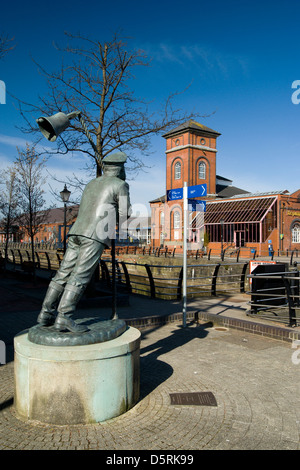 Statue von Captain cat ein Zeichen von Dylan Thomas unter Milch-Holz mit Pumphouse Bar in der Ferne Swansea Marina Stockfoto