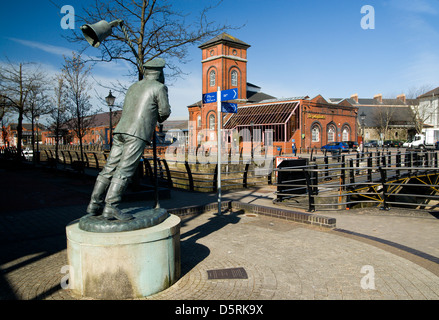 Statue von Captain cat ein Zeichen von Dylan Thomas unter Milch-Holz mit Pumphouse Bar in der Ferne Swansea Marina Stockfoto