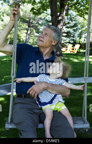 Großvater und Enkelin auf Schaukel Stockfoto