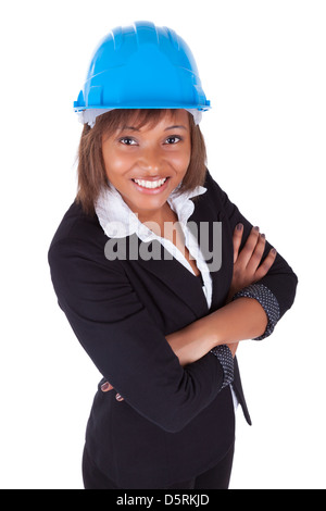 Zuversichtlich Black African American Woman Architekt lächelnd mit verschränkten Armen, isoliert auf weißem Hintergrund Stockfoto