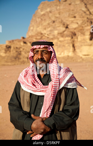 Ein Beduinen-Mann trägt den rot-weiß karierten Keffiyeh Schal in Wadi Rum, Jordanien Stockfoto