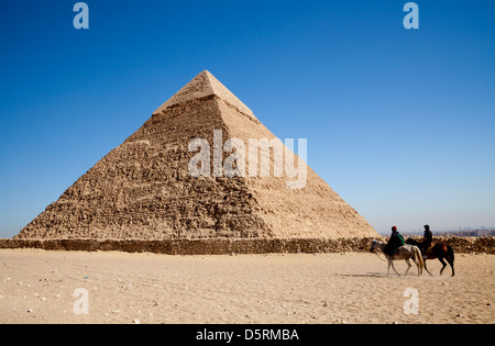 Die Chephren Pyramide von Gizeh in Ägypten mit zwei Reiter im Vordergrund Stockfoto