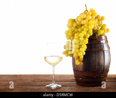 Weißwein mit Trauben und Lauf auf Holztisch Stockfoto