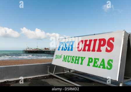 Ein Zeichen für Fisch, Chips und Erbsenpüree am Strand von Brighton, East Sussex, England, UK Stockfoto