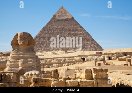 Die große Sphinx mit der Pyramide von Khafre hinter von Gizeh in Ägypten Stockfoto