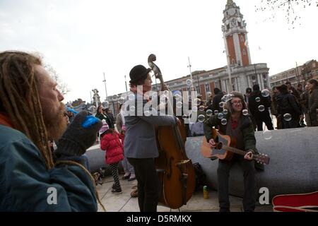 London, UK. 8. April 2013. Leute feiern den Tod von Baroness Thatcher auf einer "Party" in Brixton. Der Ex-PM früher in den Morgen im Ritz Hotel im Zentrum von London gestorben wo sie aufgrund ihrer schwachen Gesundheit aufgehalten hatte. George Henton / Alamy Live News. Stockfoto