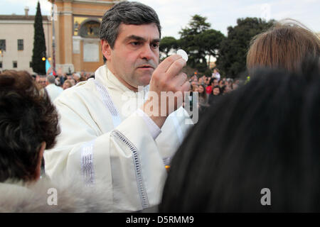 Rom, Italien. 7. April 2013. Während der Messe des Papstes Francis I für die Siedlung Zeremonie in Erzbasilika San Giovanni in Laterano, mehrere Priester verteilen die Kommunion, die Menge, die Wafer und segnet. Stockfoto