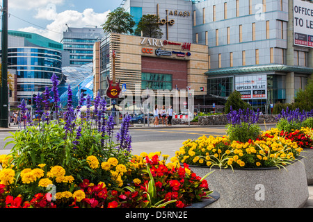 Innenstadt von Warschau Straßenszene vor dem Einkaufszentrum Zlote Tarasy (Goldene Terrassen), Polen. Stockfoto