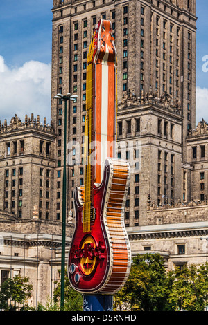 Zwei Wahrzeichen, dem Palast der Kultur und Wissenschaft und das Hard Rock Cafe Gitarre Zlote Tarasy in Warschau, Polen. Stockfoto