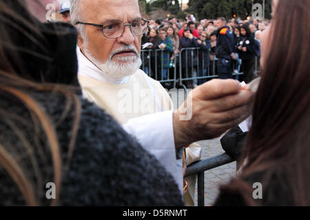 Rom, Italien - April 07: während die Masse der Papst Francis I für die Siedlung Zeremonie in Erzbasilika San Giovanni in Laterano, mehrere Priester verteilen die Kommunion, die Menge, die Wafer und segnet. Stockfoto
