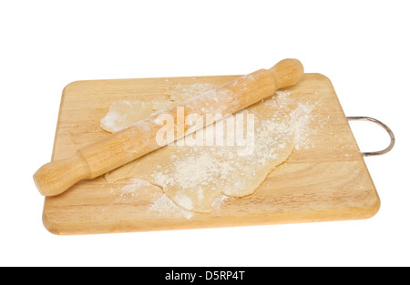Nudelholz und Teig mit Mehl auf ein Holzbrett isoliert gegen weiß Stockfoto