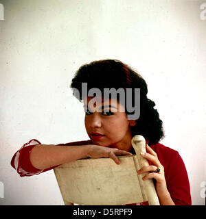 ANNETTE FUNICELLO, ein Gründungsmitglied der Mickey Mouse Club-Foto - Datei und Bildschirm-Symbol, in einer Reihe von 60er 'Strand' Filme mitgespielt, starb Montag, 8. April 2013 im Alter von 70 Jahren. Funicello erkrankte sie an Multipler Sklerose im Jahr 1987 und wurde ein Verfechter für die Behandlung der Krankheit. Bild: 12. August 2004 - Hollywood, Kalifornien, USA - undatierte Publicity Foto von Annette Funicello. (Kredit-Bild: © Globe Photos/ZUMAPRESS.com) Stockfoto