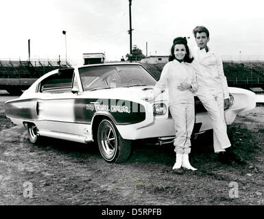 ANNETTE FUNICELLO, ein Gründungsmitglied der Mickey Mouse Club-Foto - Datei und Bildschirm-Symbol, in einer Reihe von 60er 'Strand' Filme mitgespielt, starb Montag, 8. April 2013 im Alter von 70 Jahren. Funicello erkrankte sie an Multipler Sklerose im Jahr 1987 und wurde ein Verfechter für die Behandlung der Krankheit. Bild: 27. Dezember 2004 - Hollywood, Kalifornien, USA - undatierte Publicity Foto von ANNETTE FUNICELLO und FABIAN von "Thunder Alley." (Kredit-Bild: © Globe Photos/ZUMAPRESS.com) Stockfoto