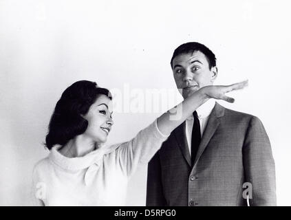 ANNETTE FUNICELLO, ein Gründungsmitglied der Mickey Mouse Club-Foto - Datei und Bildschirm-Symbol, in einer Reihe von 60er 'Strand' Filme mitgespielt, starb Montag, 8. April 2013 im Alter von 70 Jahren. Funicello erkrankte sie an Multipler Sklerose im Jahr 1987 und wurde ein Verfechter für die Behandlung der Krankheit. Bild: 20. Juni 2011 - Hollywood, Kalifornien, USA - undatierte Publicity Foto von ANNETTE FUNICELLO. (Kredit-Bild: © Globe Photos/ZUMAPRESS.com) Stockfoto