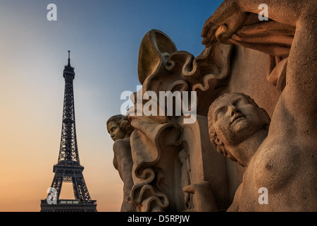 Skulpturen von Jardins du Trocadero mit dem Eiffelturm im Hintergrund, Paris, Frankreich Stockfoto