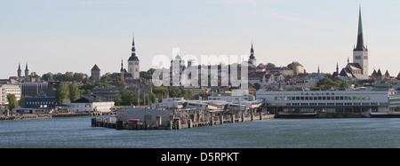 Tallinns Stadtbild, Abendansicht des Hafens von Tallinn und der Stadt Tallinn in Estland bei Annäherung von der Ostsee. Stockfoto