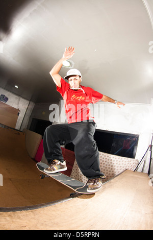 pro-Rider Rafael Tramonte "Pingo" Porforming Skateboard in einem Mini Holz gemacht Skatepark Tricks.  São Vicente, Brasilien. Stockfoto