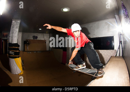 pro-Rider Rafael Tramonte "Pingo" Porforming Skateboard in einem Mini Holz gemacht Skatepark Tricks.  São Vicente, Brasilien. Stockfoto