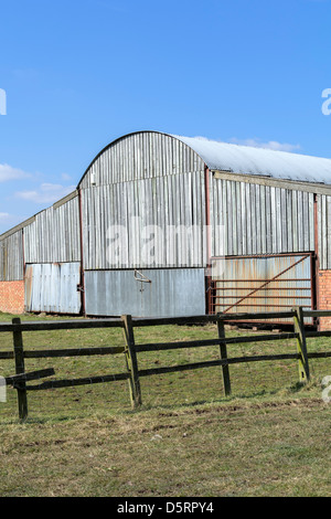 Scheunentor auf landwirtschaftlichen Gebäuden aus Holz gemacht Stockfoto