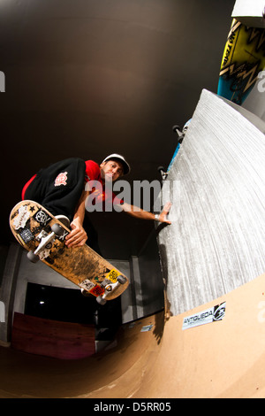 pro-Rider Rafael Tramonte "Pingo" Porforming Skateboard in einem Mini Holz gemacht Skatepark Tricks.  São Vicente, Brasilien. Stockfoto