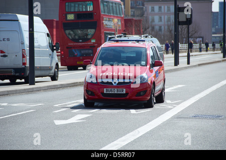 Diplomatischer Schutz rot Einheit Polizeiauto in London (geht über Waterloo Bridge). Stockfoto