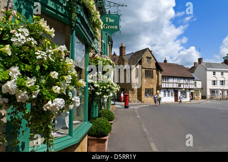 Sherborne High Street historisches Stadtzentrum mit hängenden Körben Blumen und rote Briefkasten Dorset England UK Stockfoto