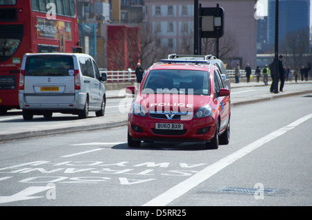 Diplomatischer Schutz rot Einheit Polizeiauto in London (geht über Waterloo Bridge). Stockfoto