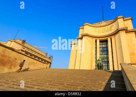 Ein Mann geht die Treppe hinauf zum Palais de Chaillot, Paris, Frankreich Stockfoto