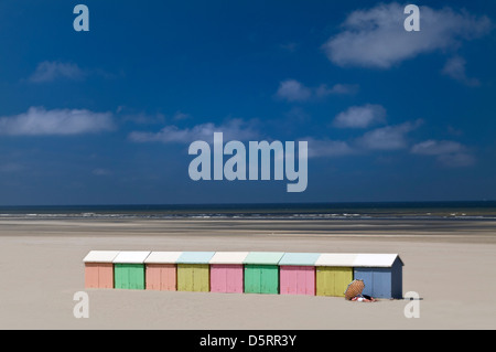 Seascape Strandhütten Sandsonnenschirm Nordfrankreich farbige Strandhütten Sonnenschirm und Sonnenbändelpaar am Strand Berck sur Mer Frankreich Stockfoto