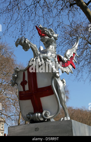 Die Drachenmarken Grenze sind aus Gusseisen Statuen auf dem Damm in London England UK Stockfoto