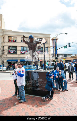 Chicago, USA. 8. April 2013. Chicago Cubs Fans sammeln im Wrigley Field in Chicago für 2013 Hauptliga-Baseball zu Hause Opener. Bildnachweis: Max Herman/Alamy Live-Nachrichten Stockfoto