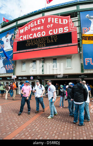 Chicago, USA. 8. April 2013. Chicago Cubs Fans sammeln im Wrigley Field in Chicago für 2013 Hauptliga-Baseball zu Hause Opener. Bildnachweis: Max Herman/Alamy Live-Nachrichten Stockfoto