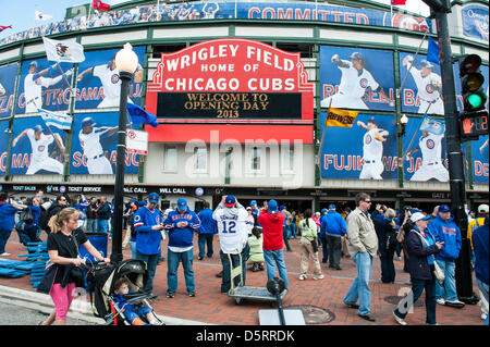 Chicago, USA. 8. April 2013. Chicago Cubs Fans sammeln im Wrigley Field in Chicago für 2013 Hauptliga-Baseball zu Hause Opener. Bildnachweis: Max Herman/Alamy Live-Nachrichten Stockfoto